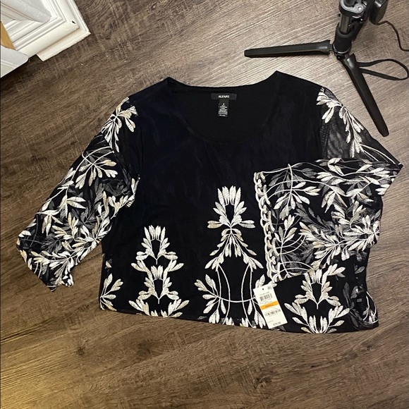 NWT Alfani small embroidered boho bell sleeves top - Picture 4 of 10